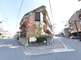 都市の住宅街に位置する建物