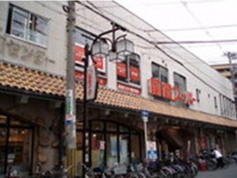リビングかずほの周辺環境。施設近隣には商店街がございます。日々の生活にお買い物を取り入れていただけます。
