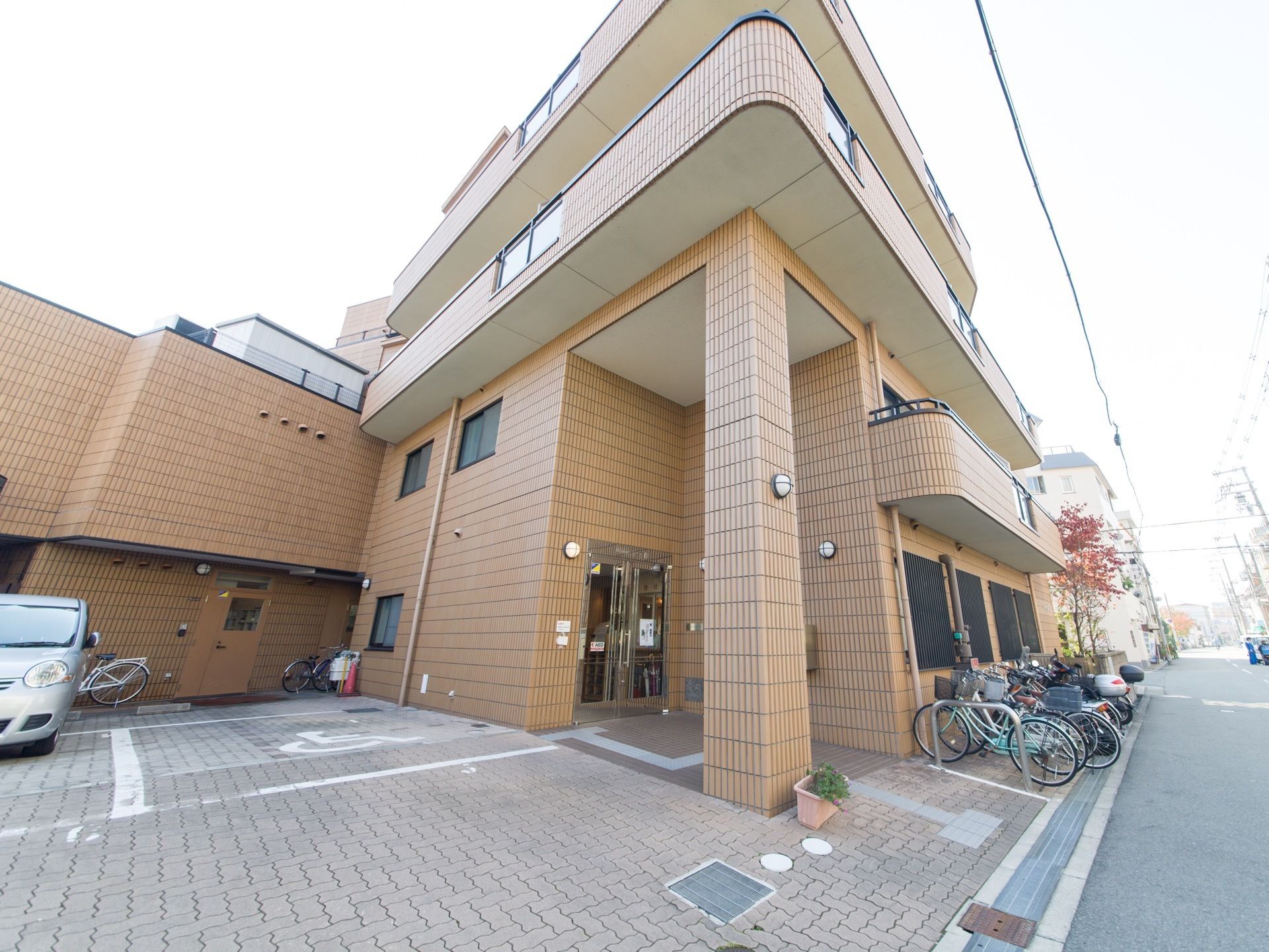 4階建ての施設は吹き抜けが特徴的。3階4階のベランダは続きになっているので居室を出て軽い散歩もできる。