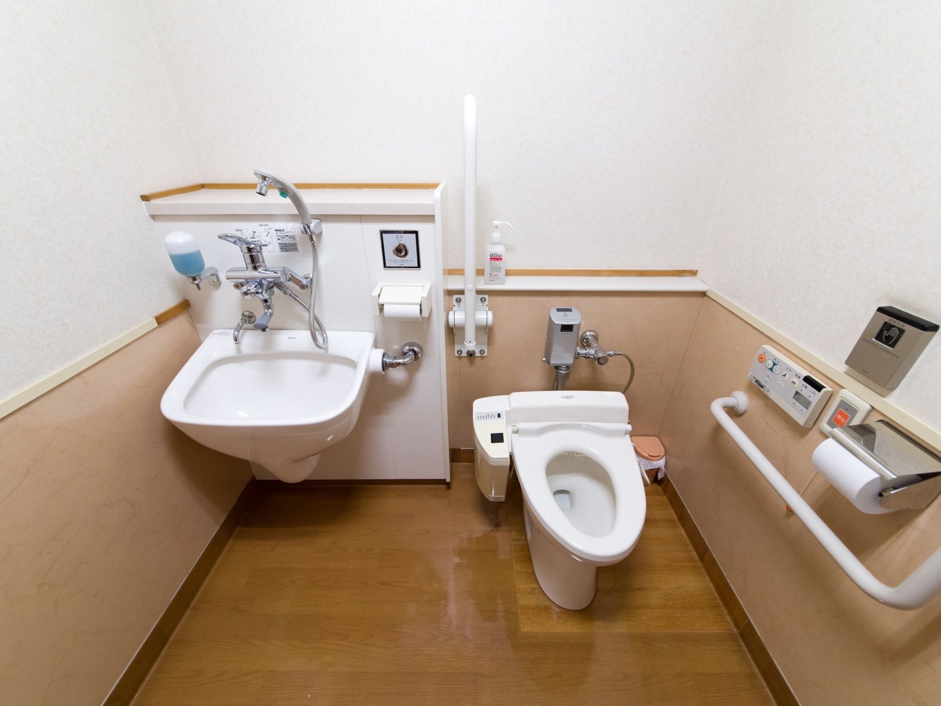 センサーの流すボタンが清潔な洋式トイレと、蛇口とシャワーが付いているオスメイト用のトイレが備え付けになっている。