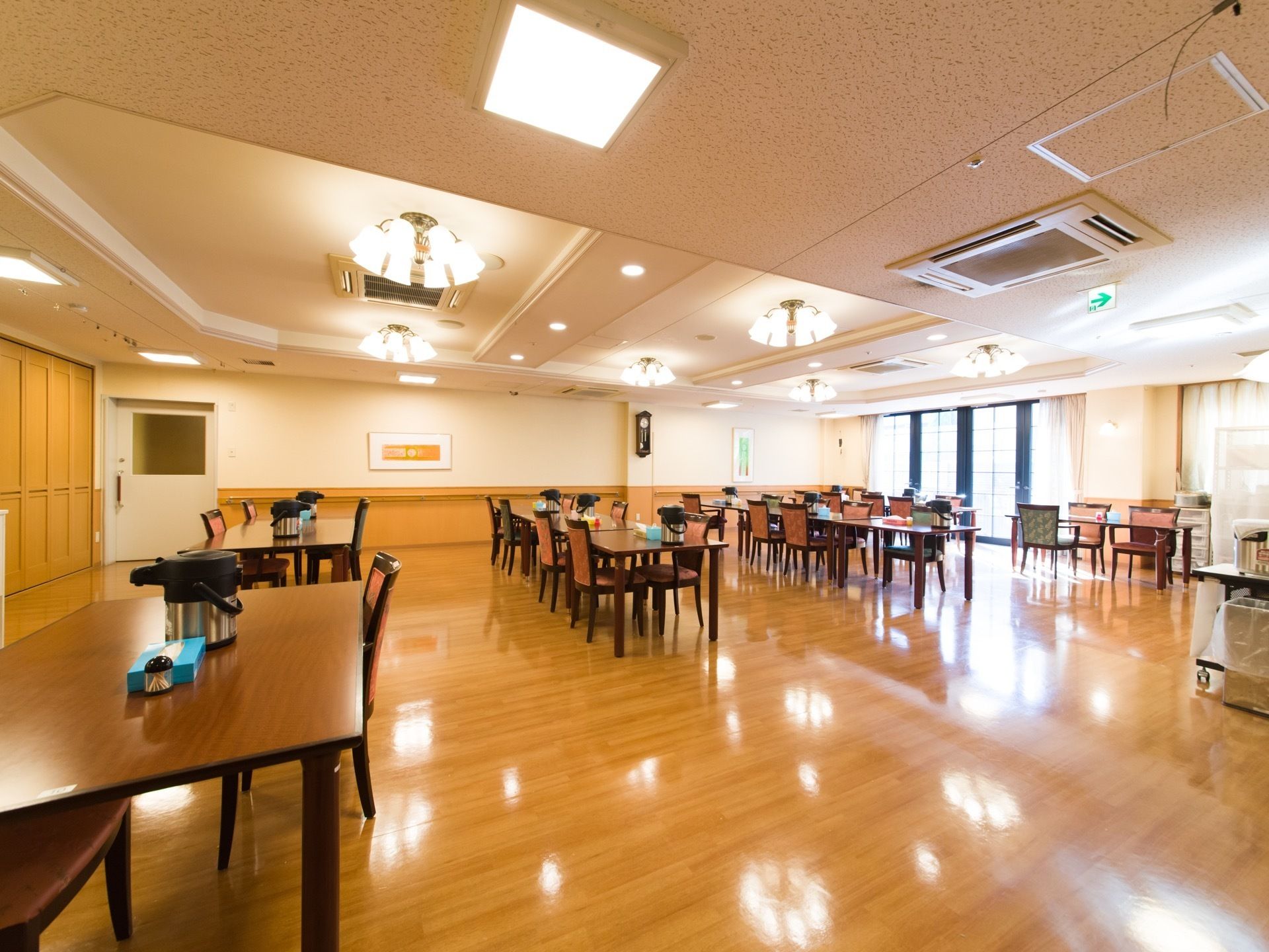ダイニングテーブルは4人掛けでたくさん並んで、ゆったり座れる。食事はプロがこだわった美味しいメニューを毎日食べれる。
