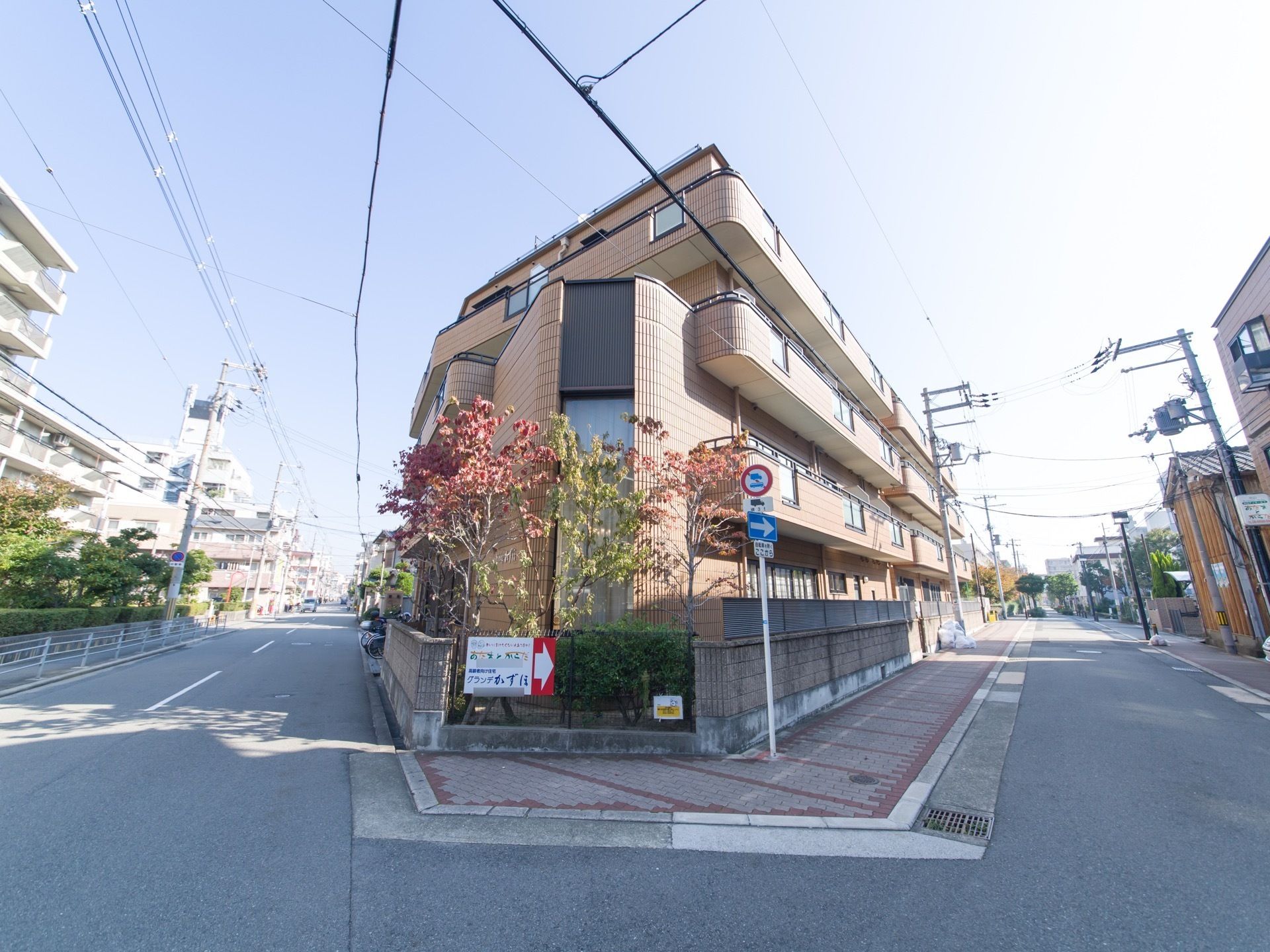 施設は4階建てでマンションに見える外観をしている。道路側に看板を設置しているので、見学の方などに分かりやすい。