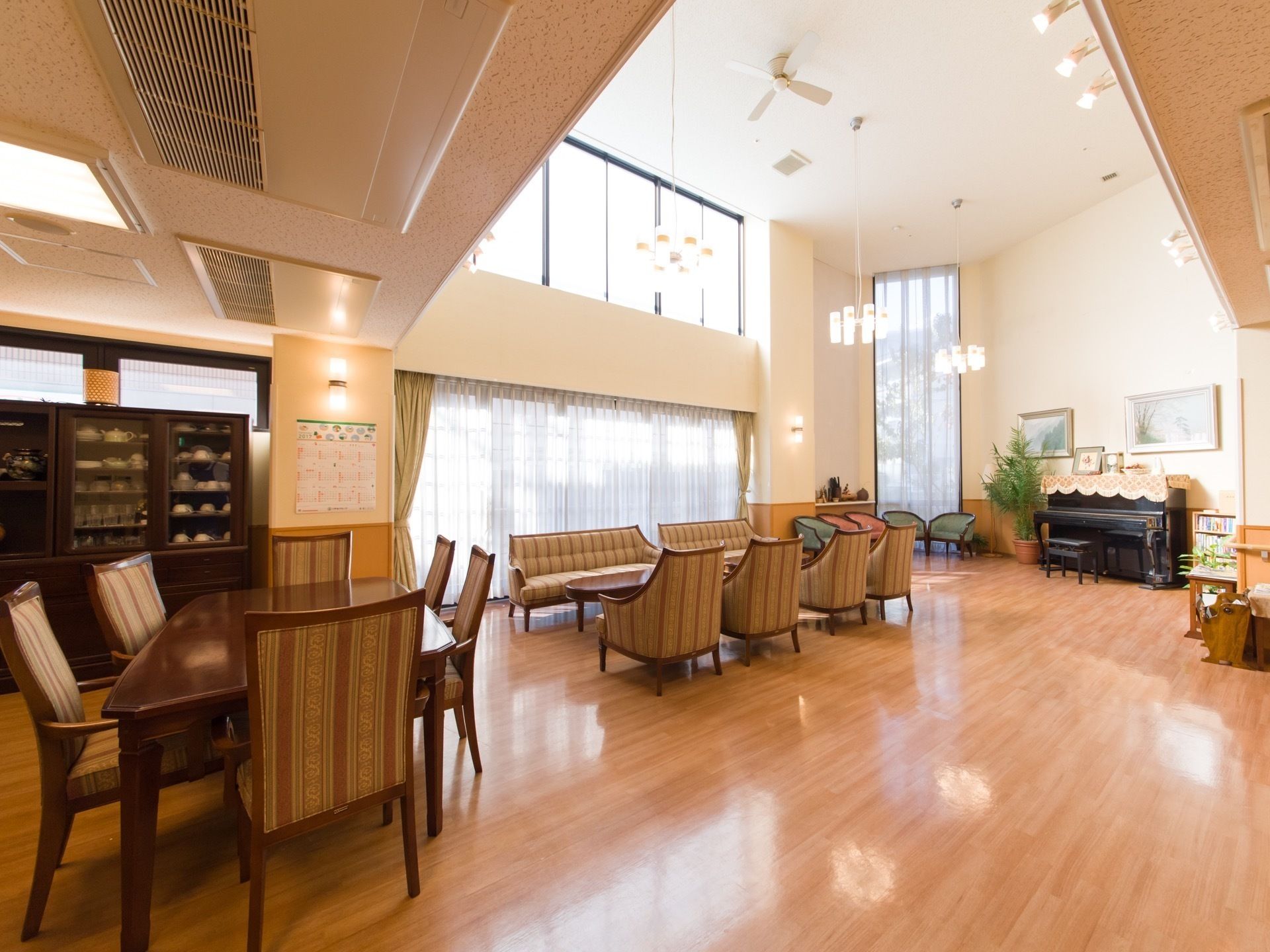 リビングは吹き抜けで開放的な空間。食器棚にマグカップなど置いてあり、お茶をしてのんびり過ごすことができる。