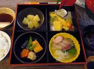 刺身と野菜の煮物が付いた和食