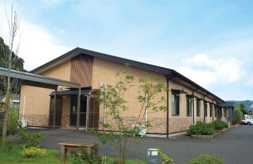 緑に囲まれた建物外観