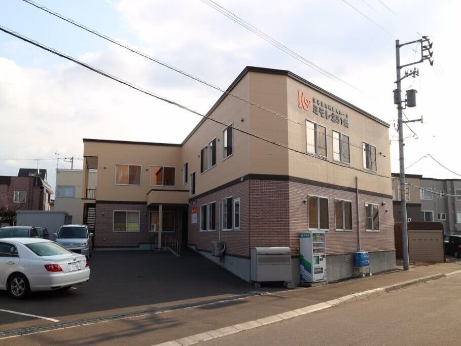 ツートンカラーの建物の外観写真。高齢者向け施設の外観を写したもの