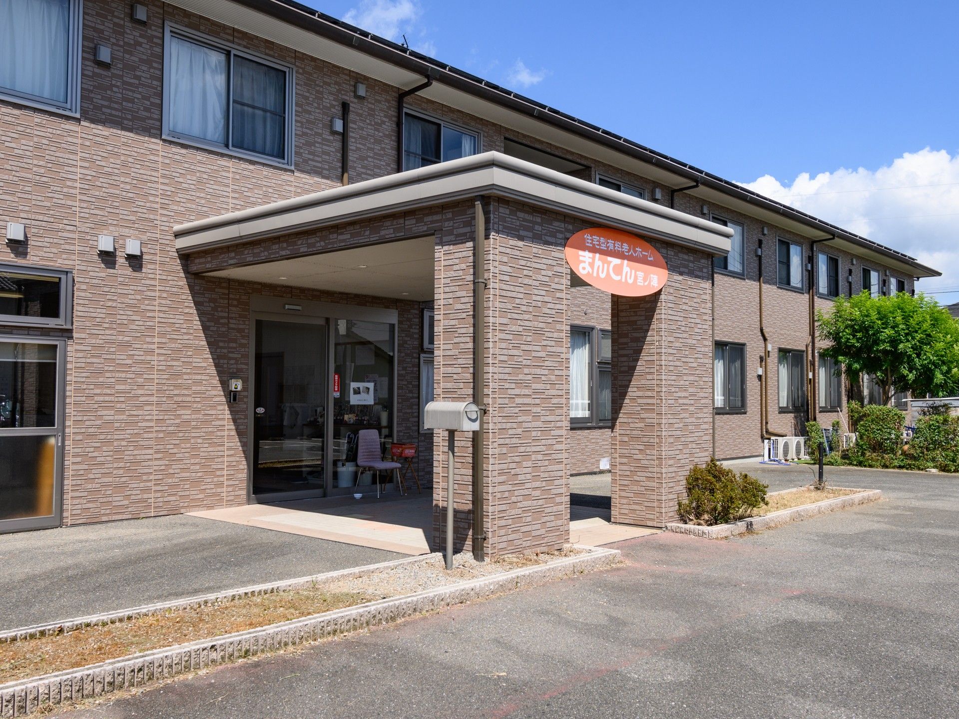 茶色を基調とした2階建ての海岸