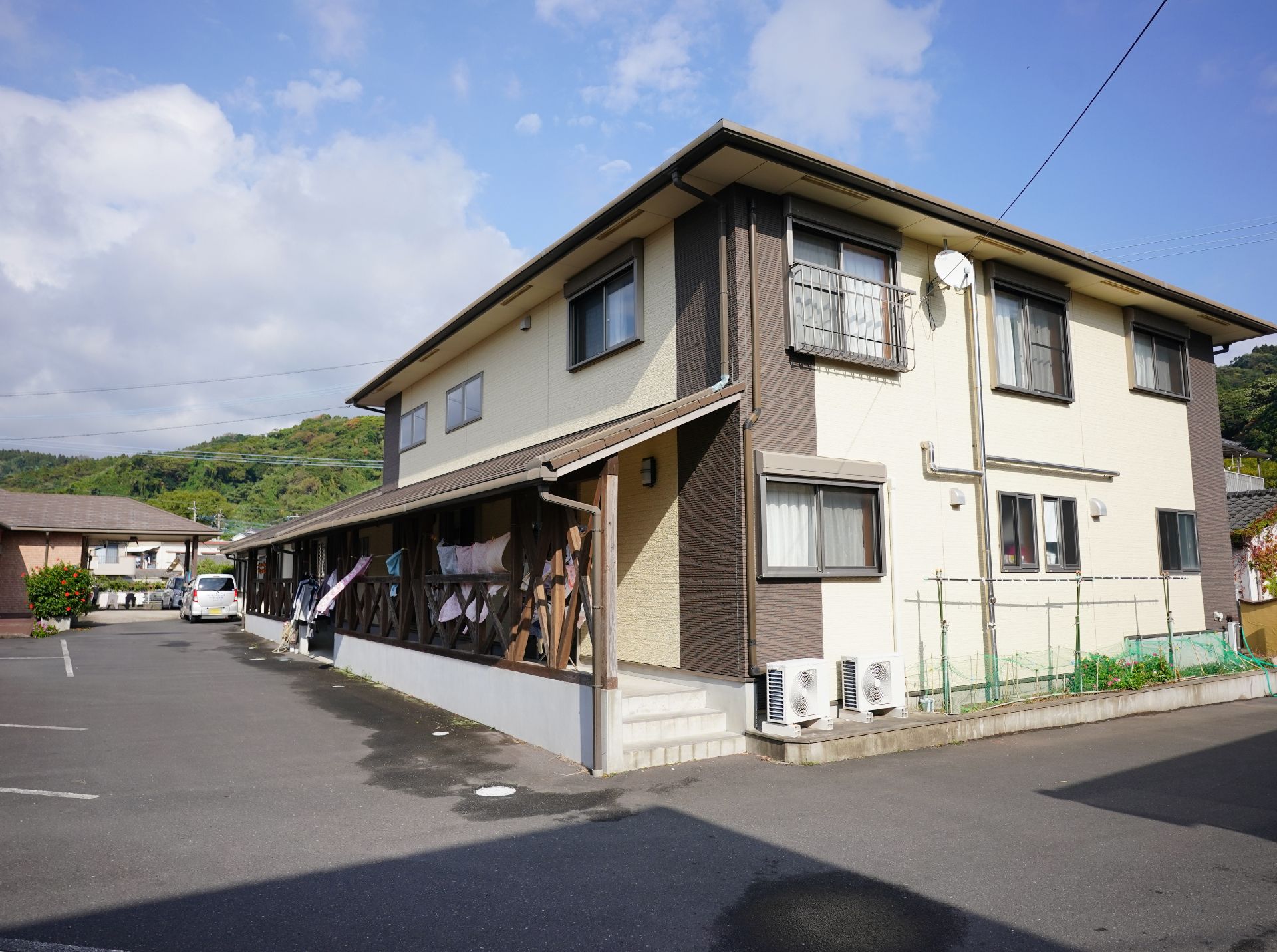 介護施設の前にある、整備されている道路