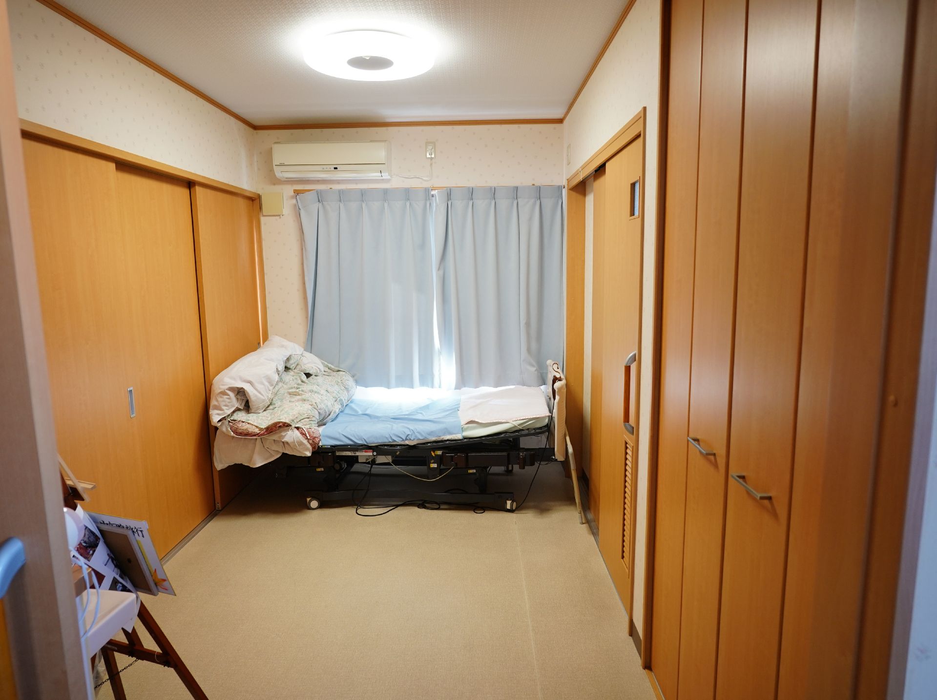 日差しが差し込み、介護ベッドが置かれている居室