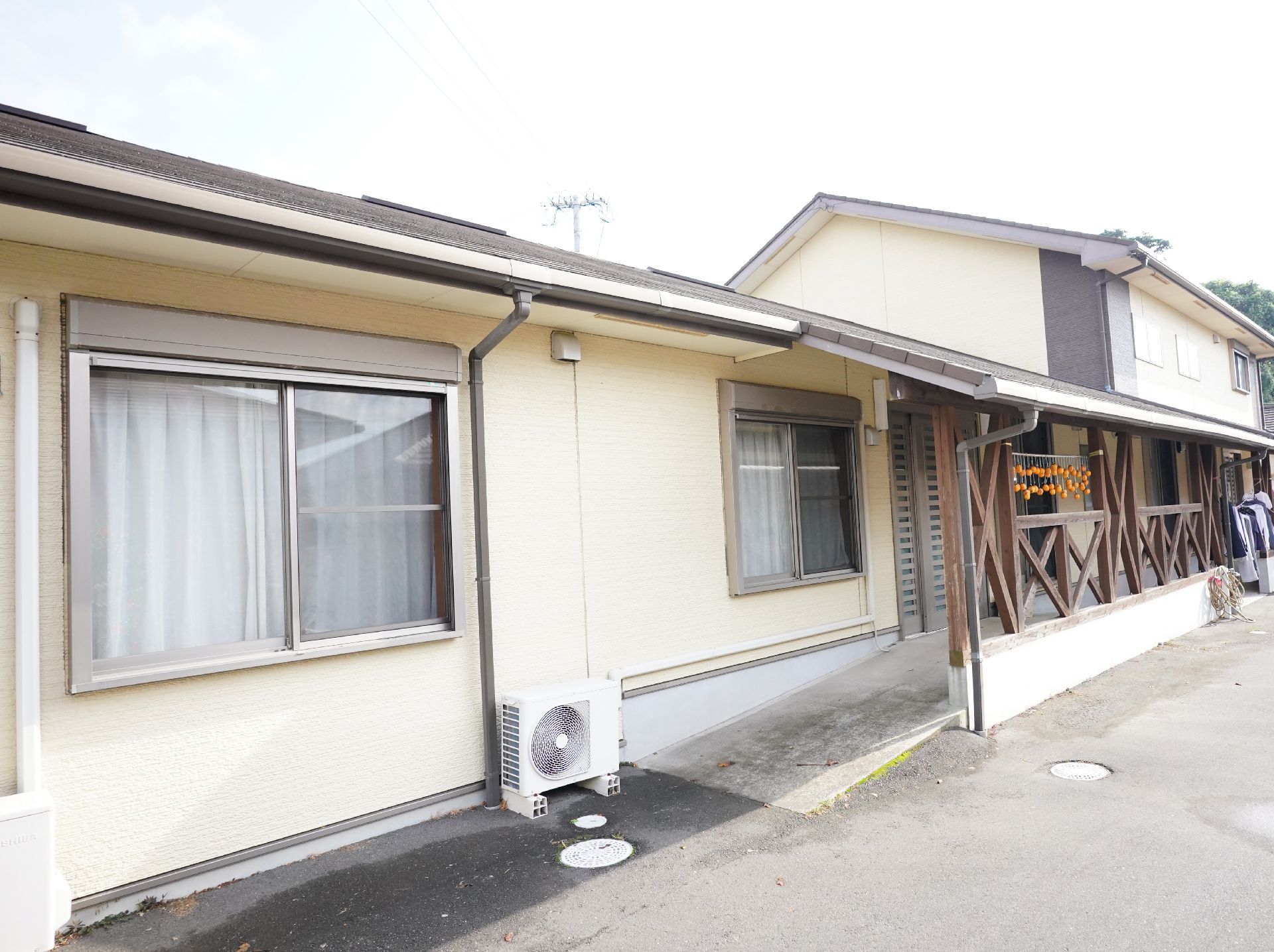 玄関付近に設置された、車椅子の人でも楽に入館できるスロープ