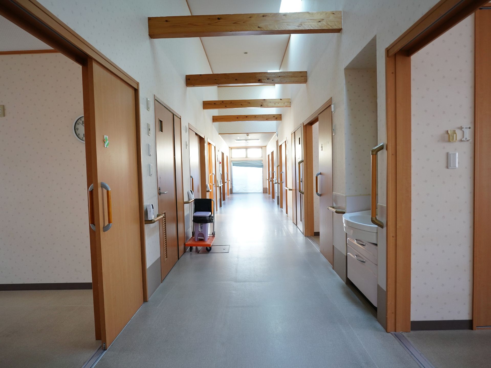 手すりが多く設置された、バリアフリー対応の廊下