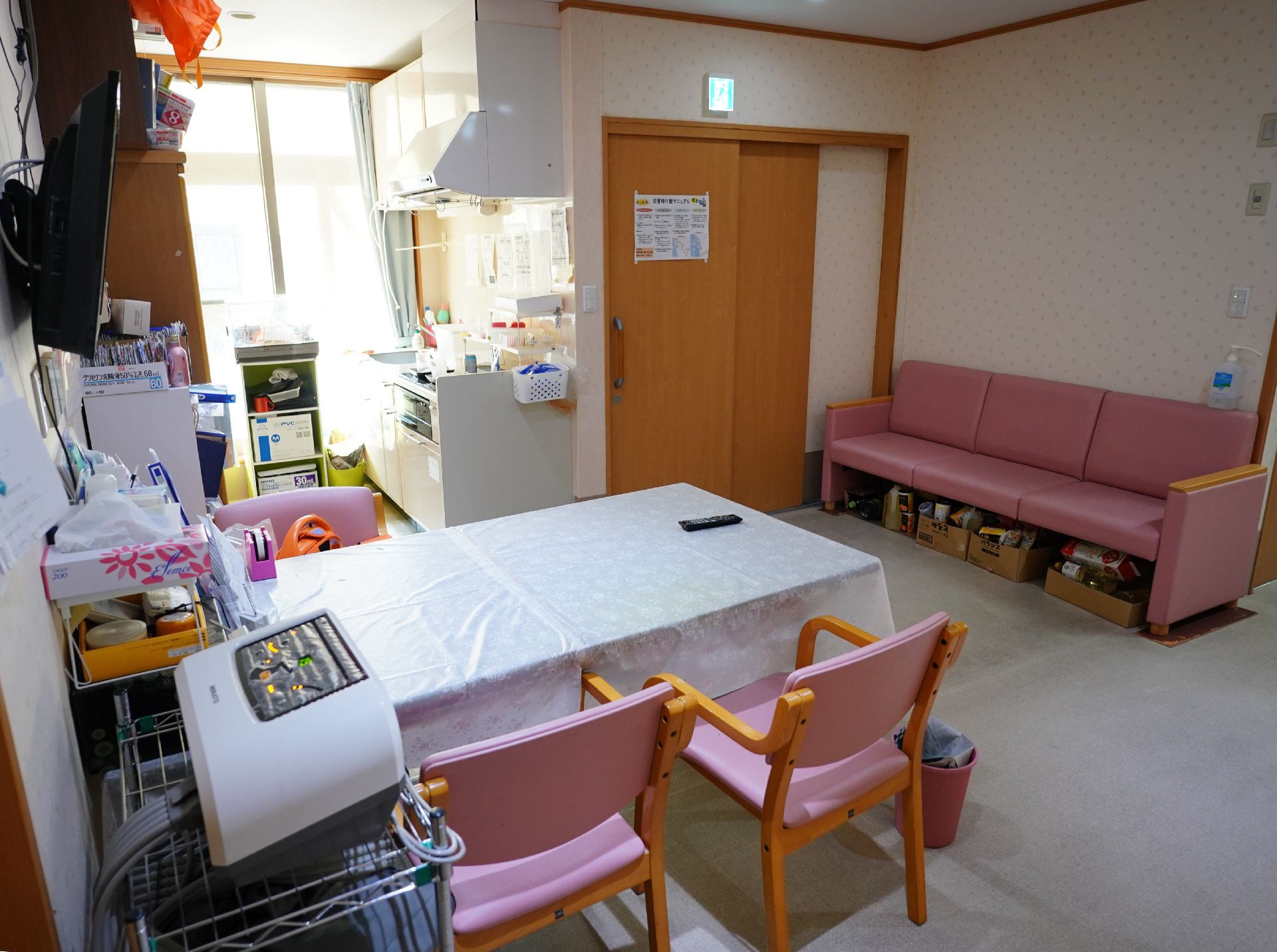テーブルを挟んで椅子が多く置かれている共有スペース