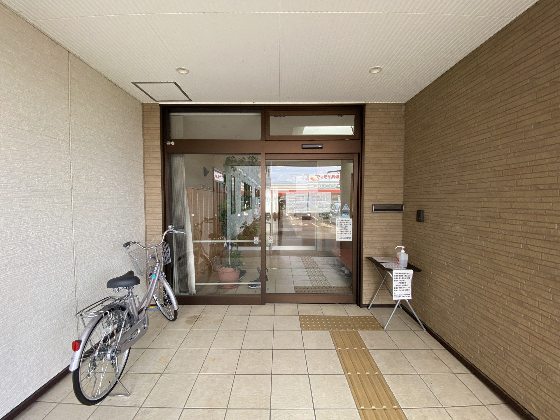 入口の明るい廊下