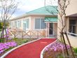 花に囲まれた建物の外観