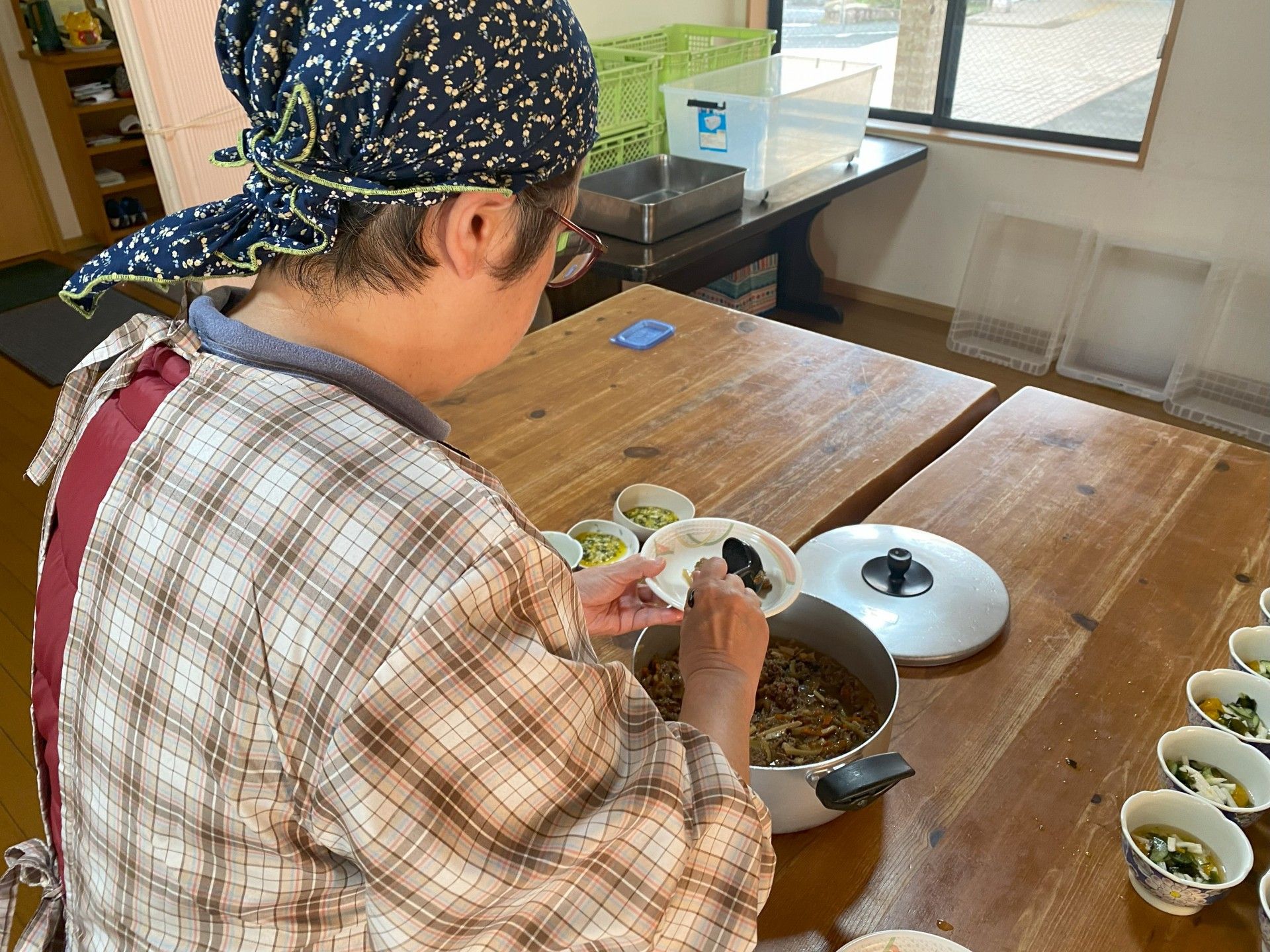 仲良く食事をしている高齢の男性と女性