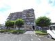 広々とした駐車場のある建物