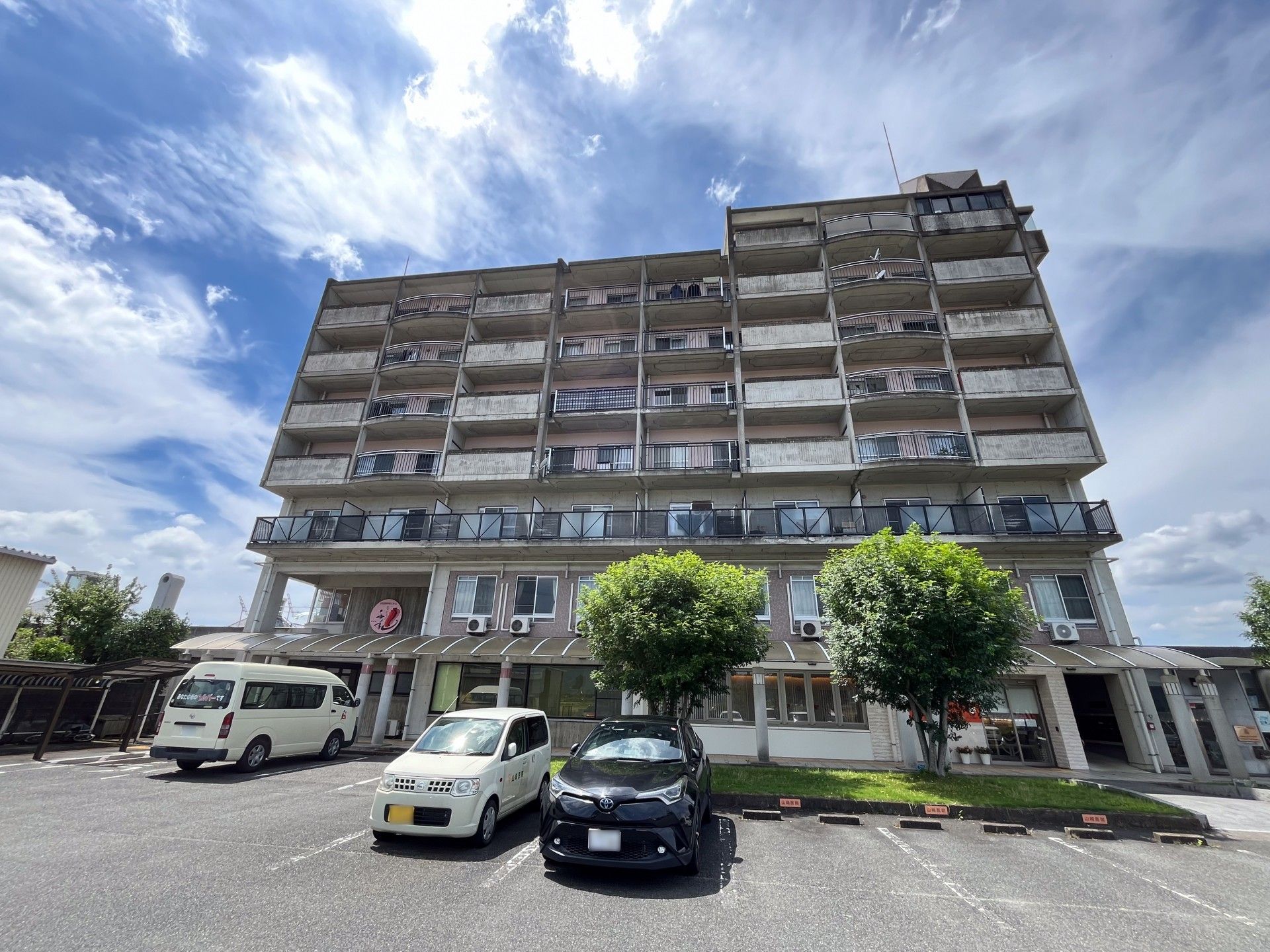 明るく清潔な外観