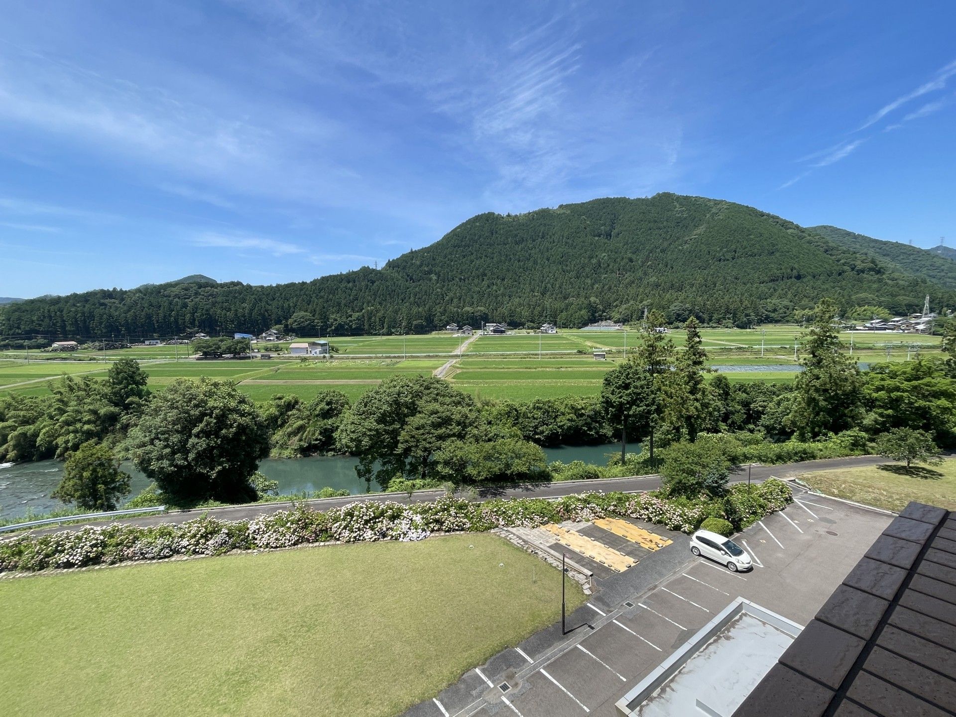 緑豊かな風景と駐車場