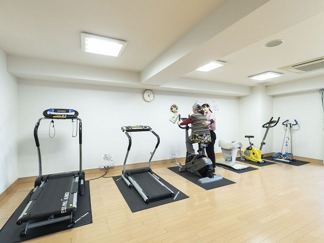 機能訓練室には、ランニングマシンやエアロバイクを設置している。またフロアには、足踏みステッパーなども用意されている。