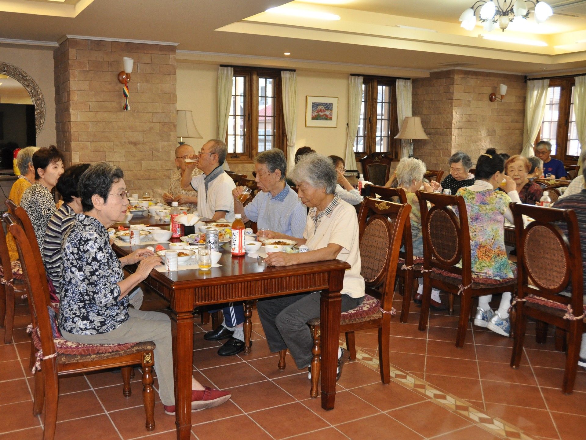 食事を摂っている高齢者の様子。施設内のレストランで食事している風景