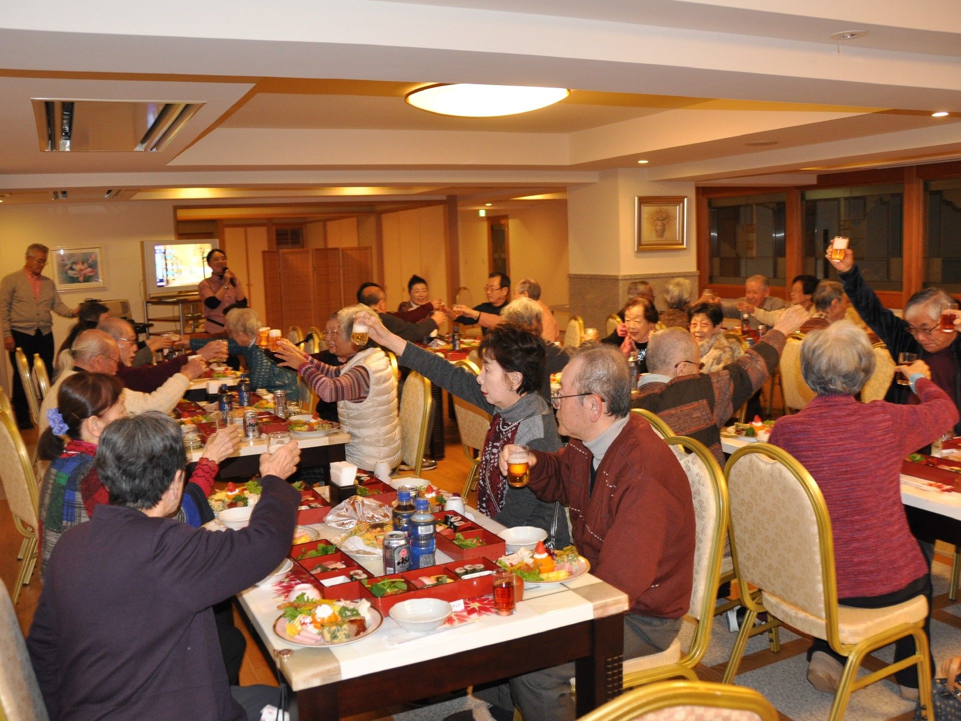 クリスマス会で特別食を食べている様子。クリスマスらしい色合いの食事メニュー