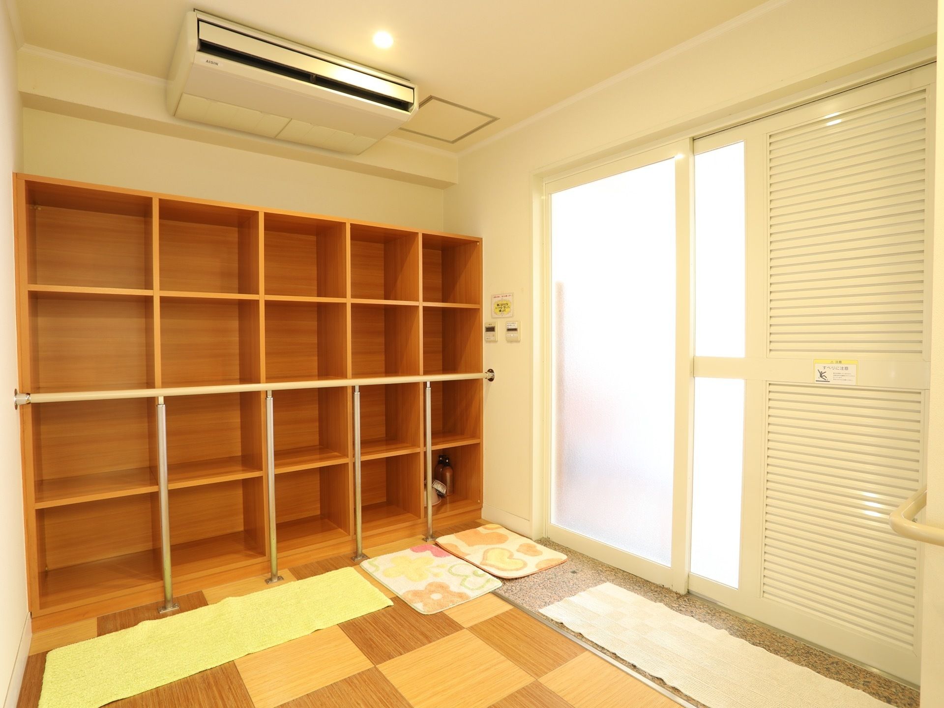 浴室の手前には、広々とした脱衣場が用意されている。服を置く棚があり、天井には空調設備が取り付けられている。