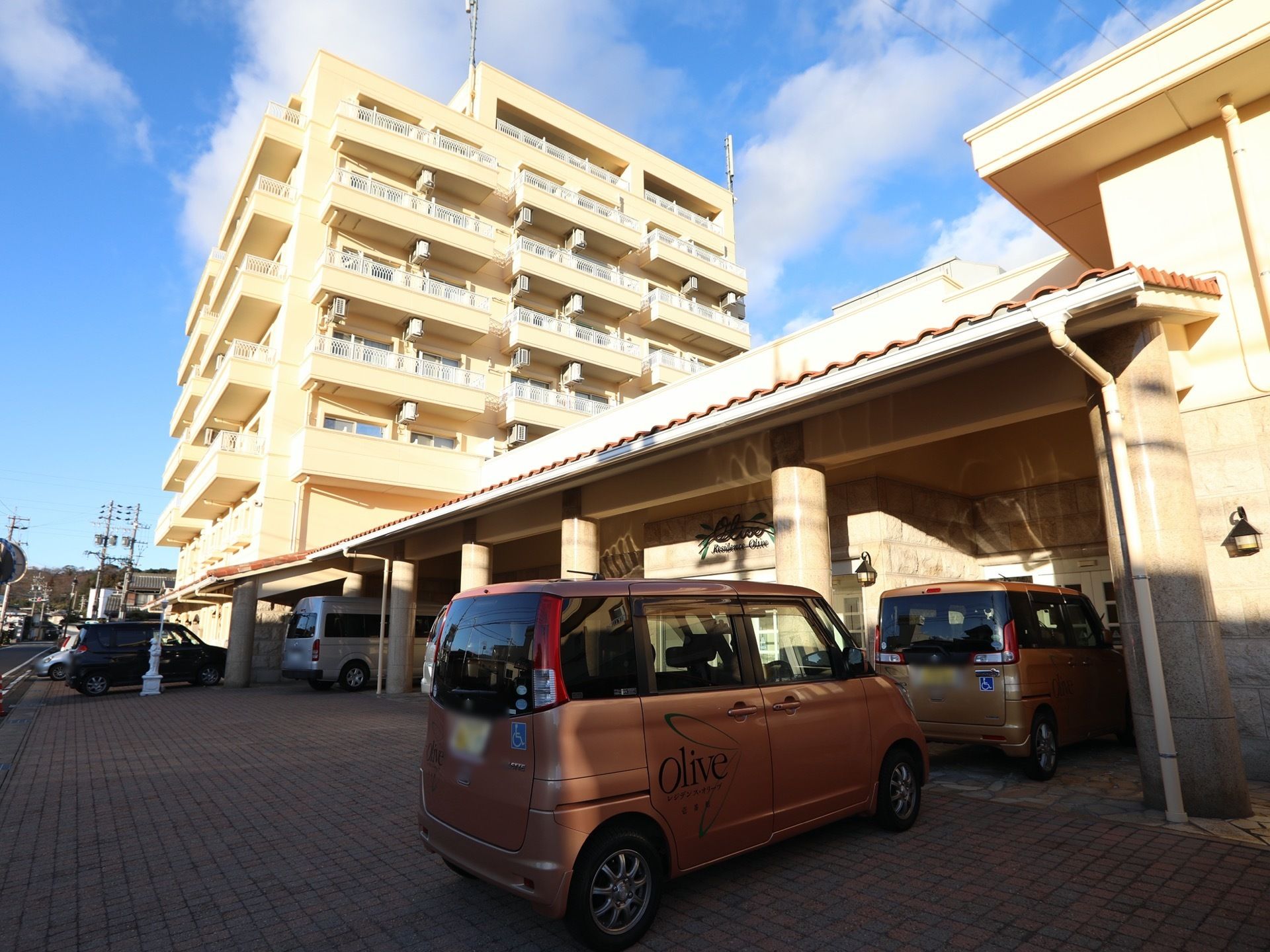 エントランスには、広々とした駐車スペースが用意されている。上部にはひさしがあり、あまどいが取り付けられている。