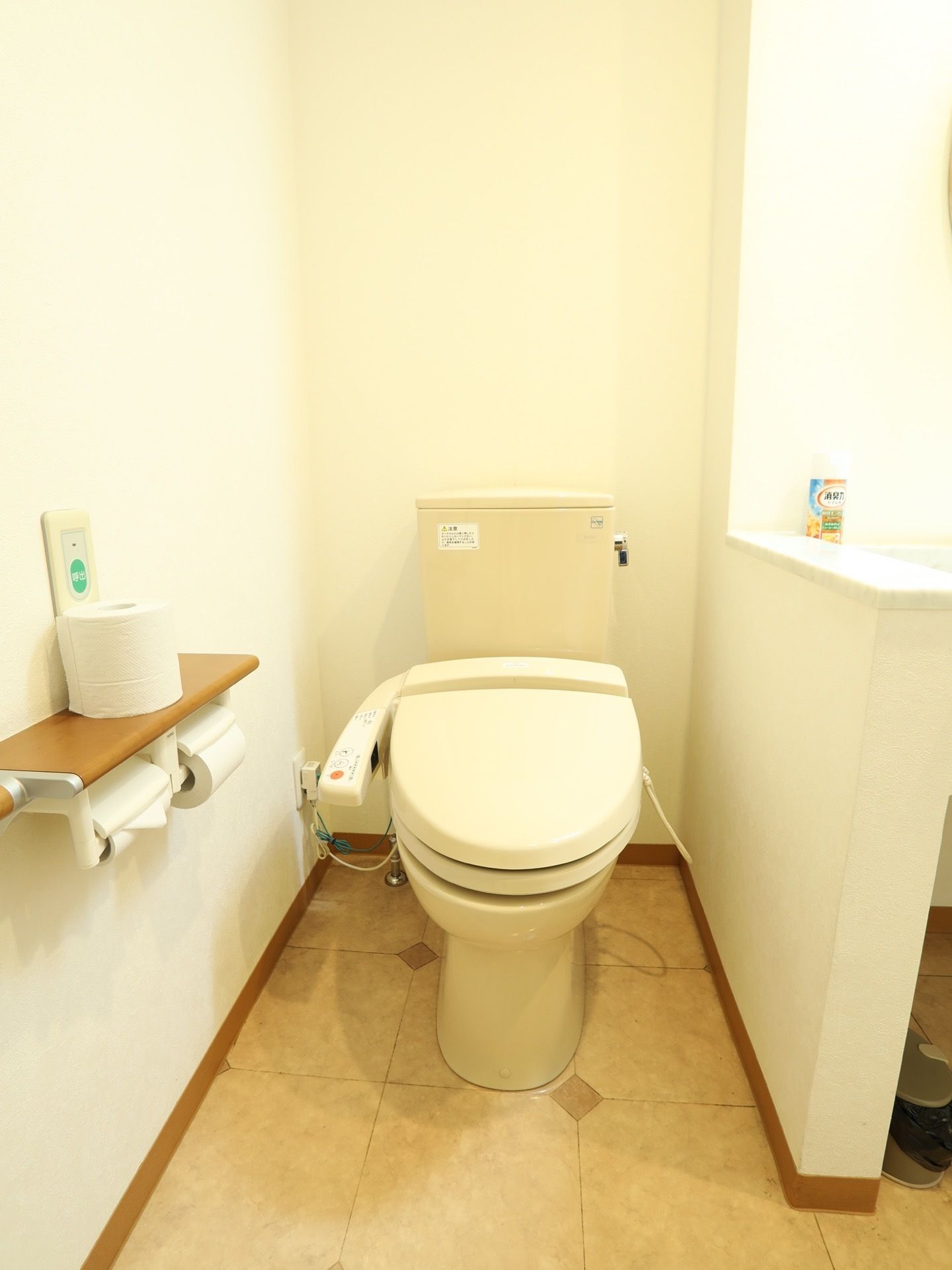 トイレには洋式便器があり、温水洗浄便座が用意されている。壁にはペーパーホルダーと、ナースコールががある。