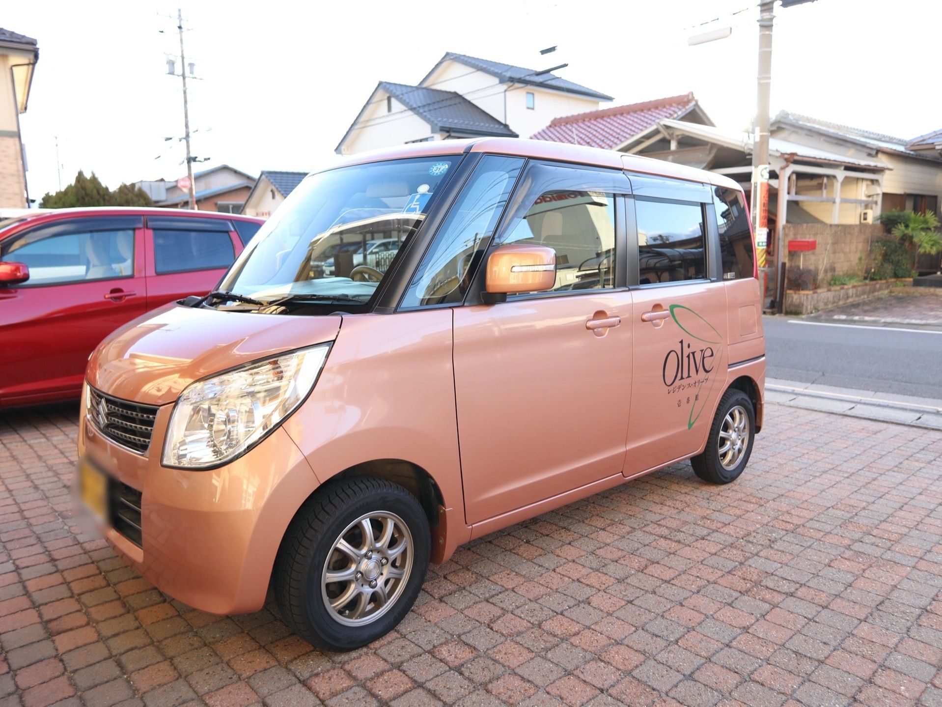 敷地内には施設名が書かれた、自動車が用意されている。置かれた自動車は小回りの効く、軽自動車となっている。