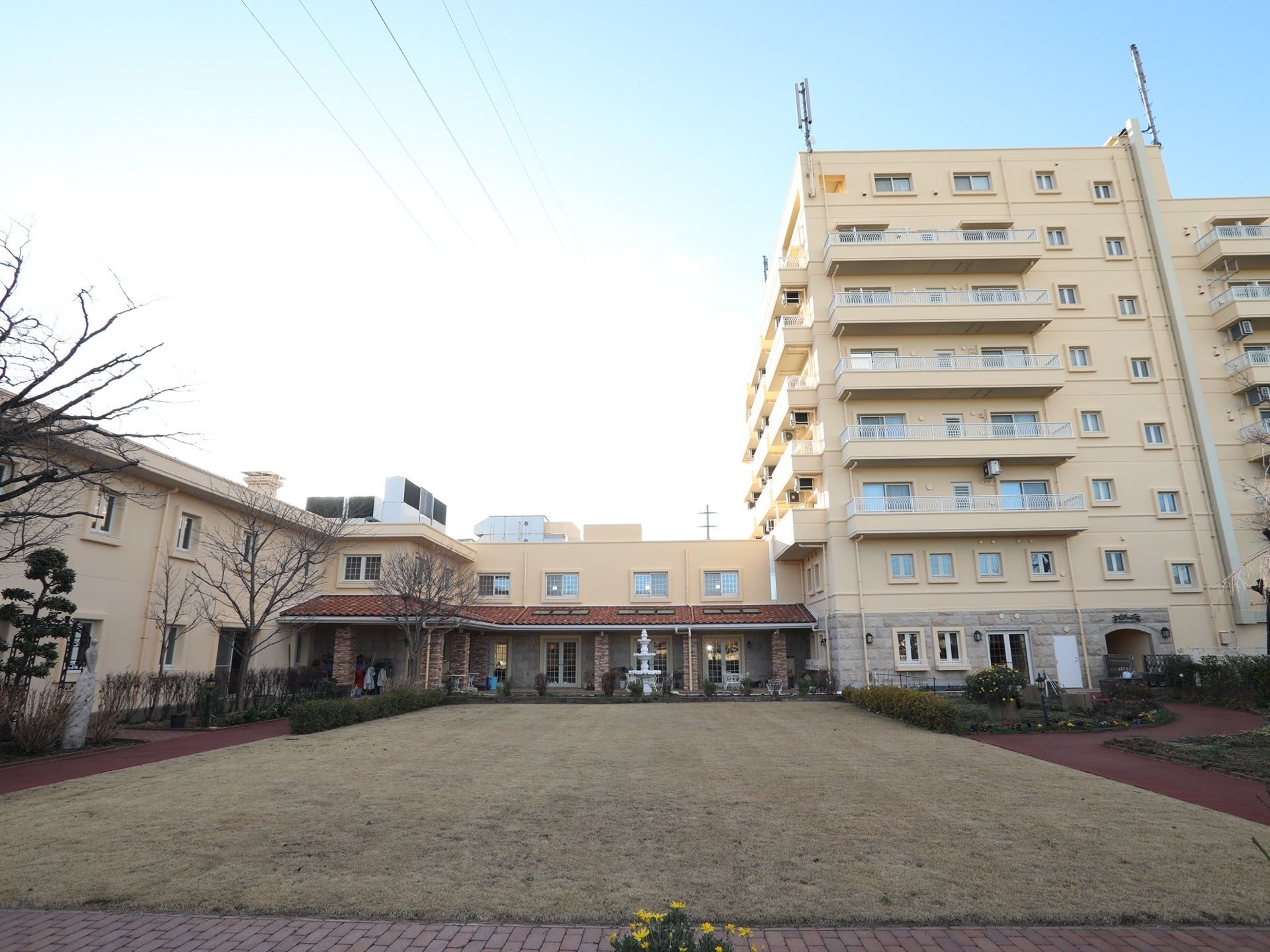 施設の建物は２階建てのエリアと、８階建てのエリアがある。敷地内には広々とした、中庭が用意されている。