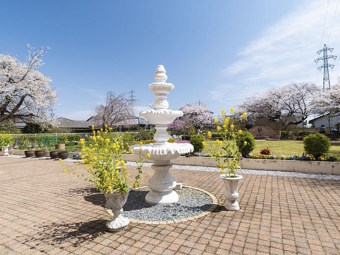 敷地内には芝生の庭があり、ガーデンエリアが設けられている。さまざまな花や木々が、たくさん植えられている。