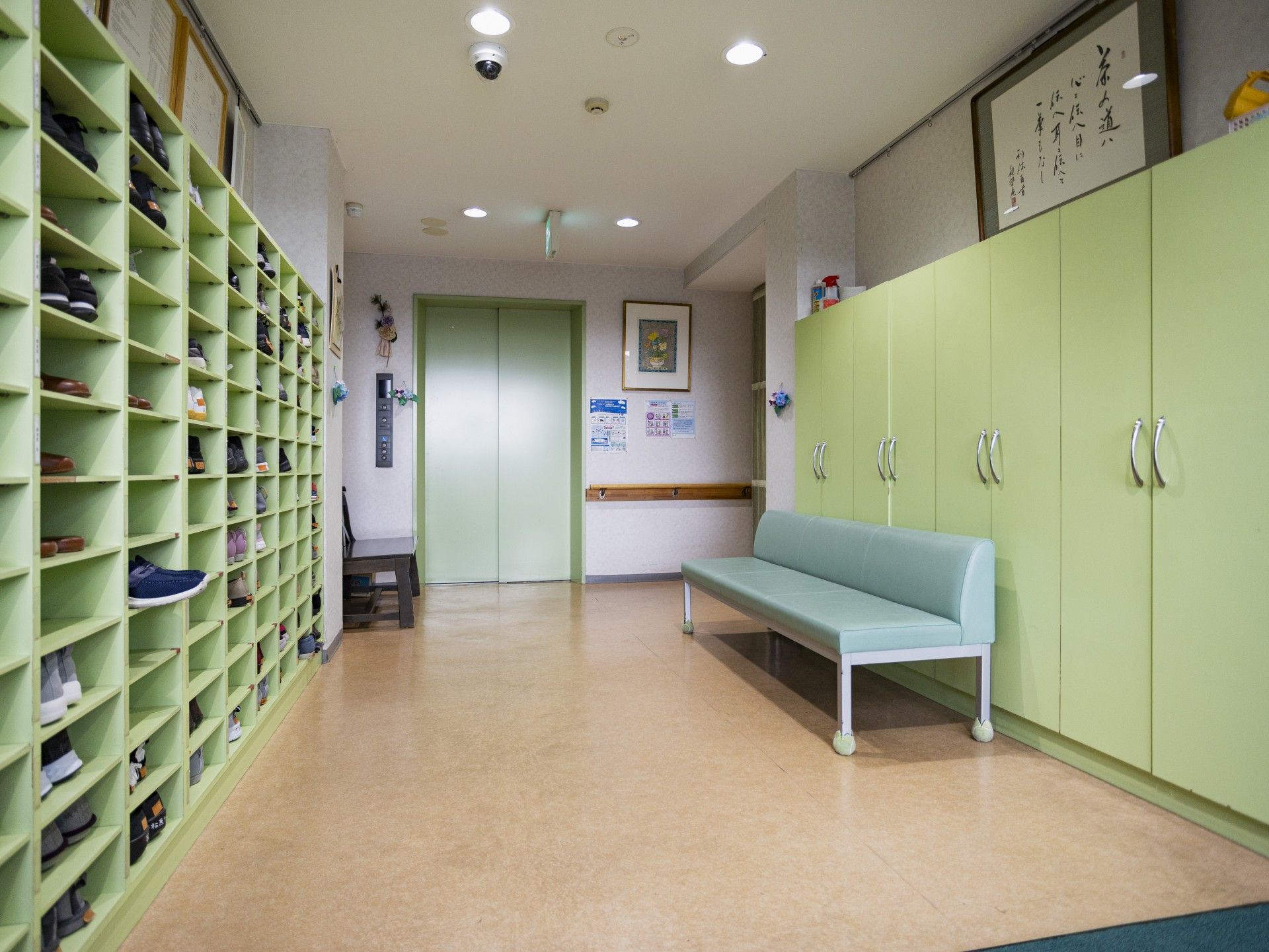 靴箱とベンチのある廊下