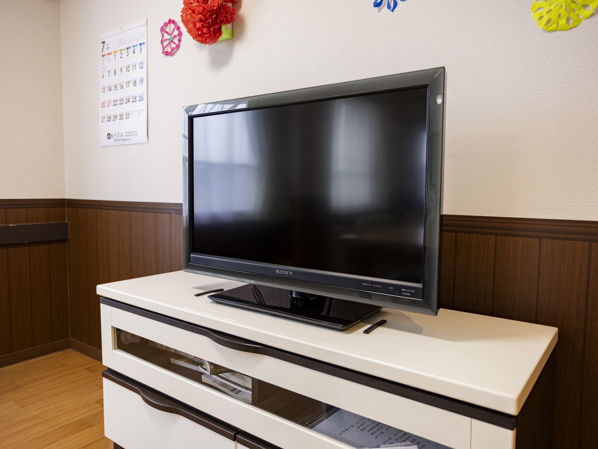 テレビとカレンダーの壁