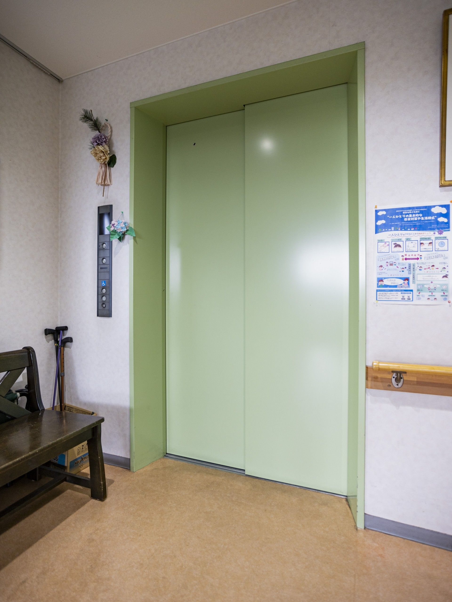 緑色のエレベーター前