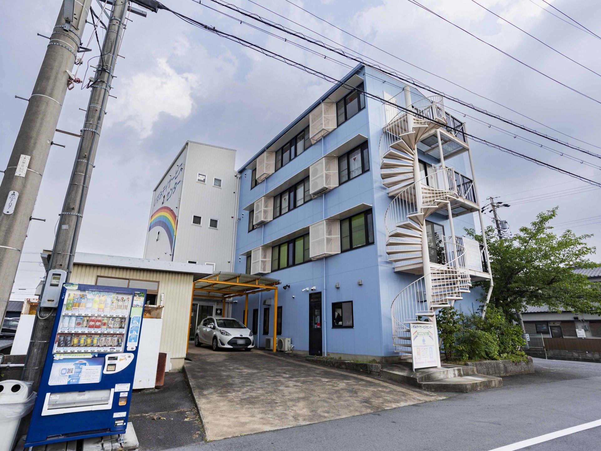 青い外壁の建物と階段