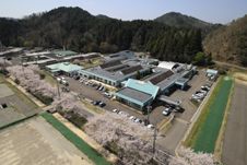 緑豊かな施設全景