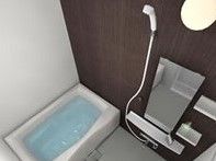 白とブラウンの落ち着いた雰囲気のバスルーム。白い一人用の浴室の横にはシャワースペースもある。