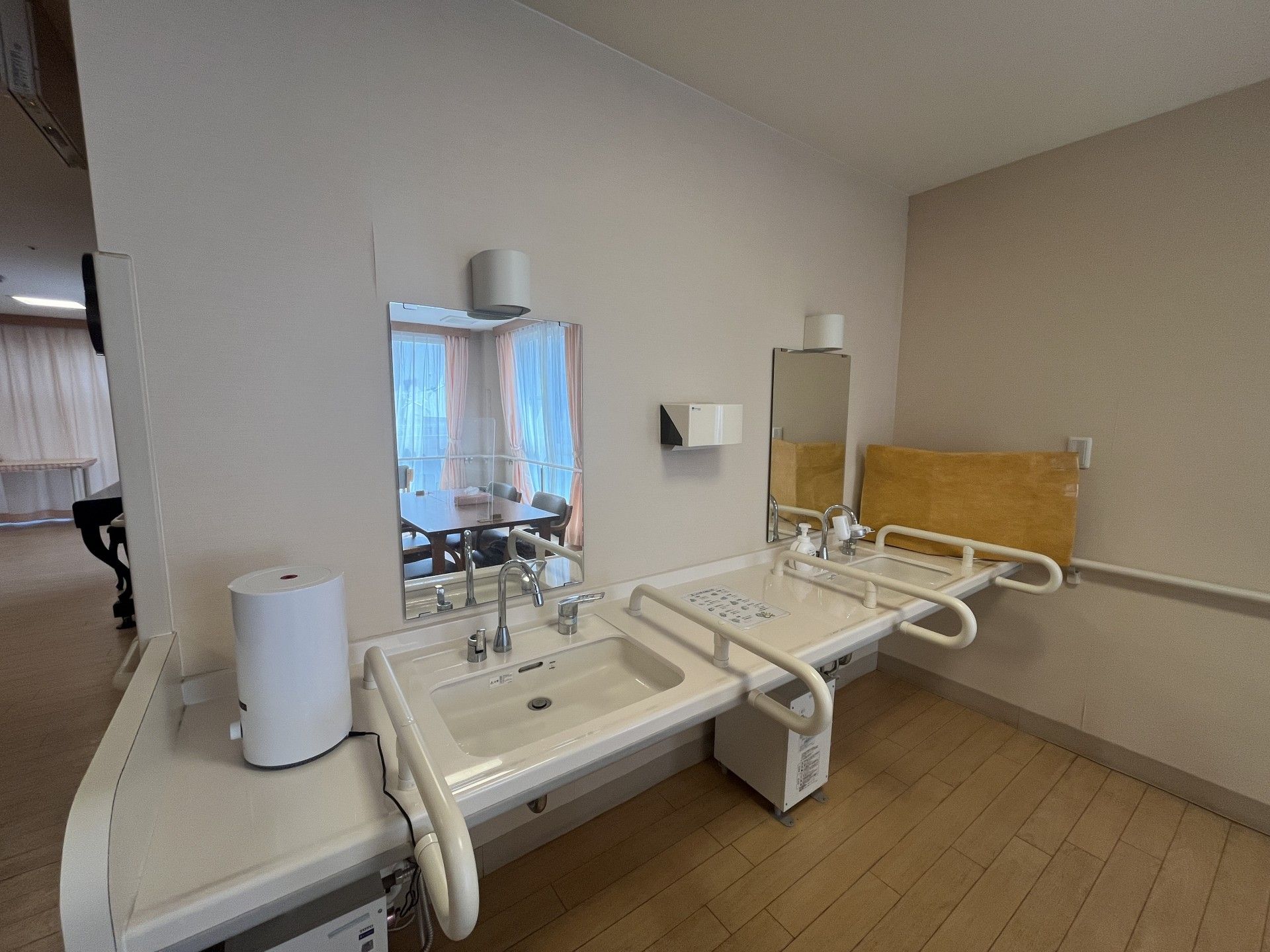 手すり付き洗面台