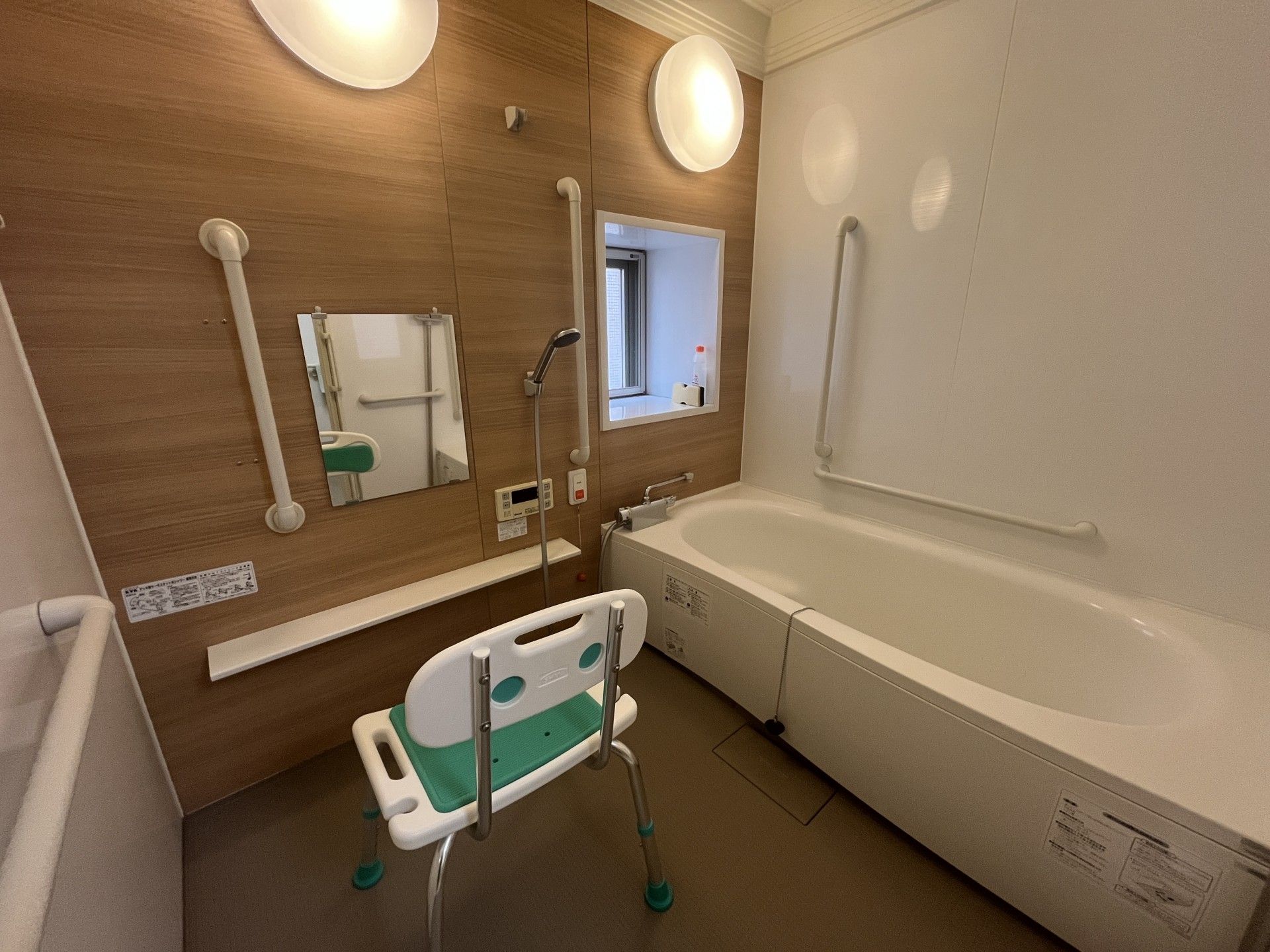 手すり付きの浴室