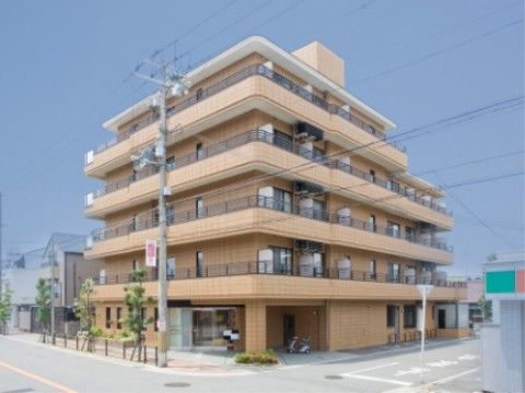 対角上に見た角地に立地する5階建ての施設建物の外観