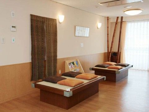 和モダンな雰囲気の広く明るいスペースである。４人で座ることができるベンチを設置しており、会話や読書などを楽しむことができる。