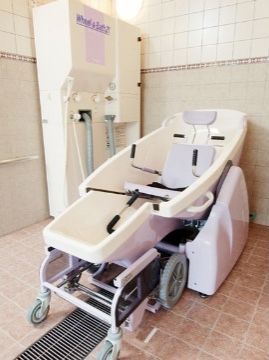 明るく広々とした浴室である。機械浴槽を設置しており、寝たままなどの楽な姿勢で入浴ができるので、体を清潔に保つことができる。
