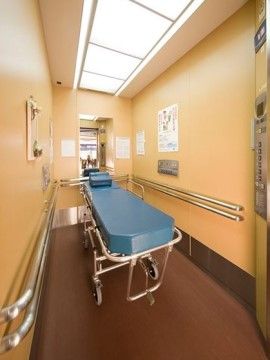エレベーターの内部は広々としており、ストレッチャーのまま乗ることができる。手すりを設置しており、安全に利用することができる。
