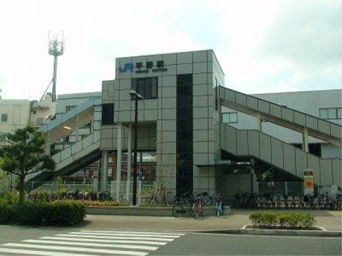 最寄り駅は大きな駅で、アクセスが良い立地になっている。駅から歩いて施設まで行くことができ、来訪する場合も便利である。