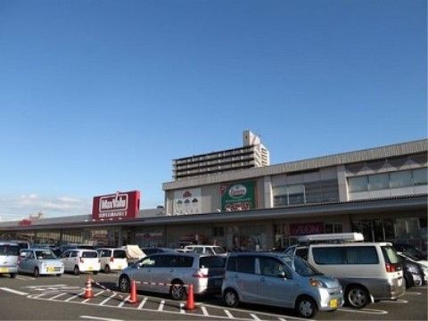 近くにショッピングモールがあり、毎日の食品から衣料、介護用品まで揃えることができる。日々の買い物に便利である。