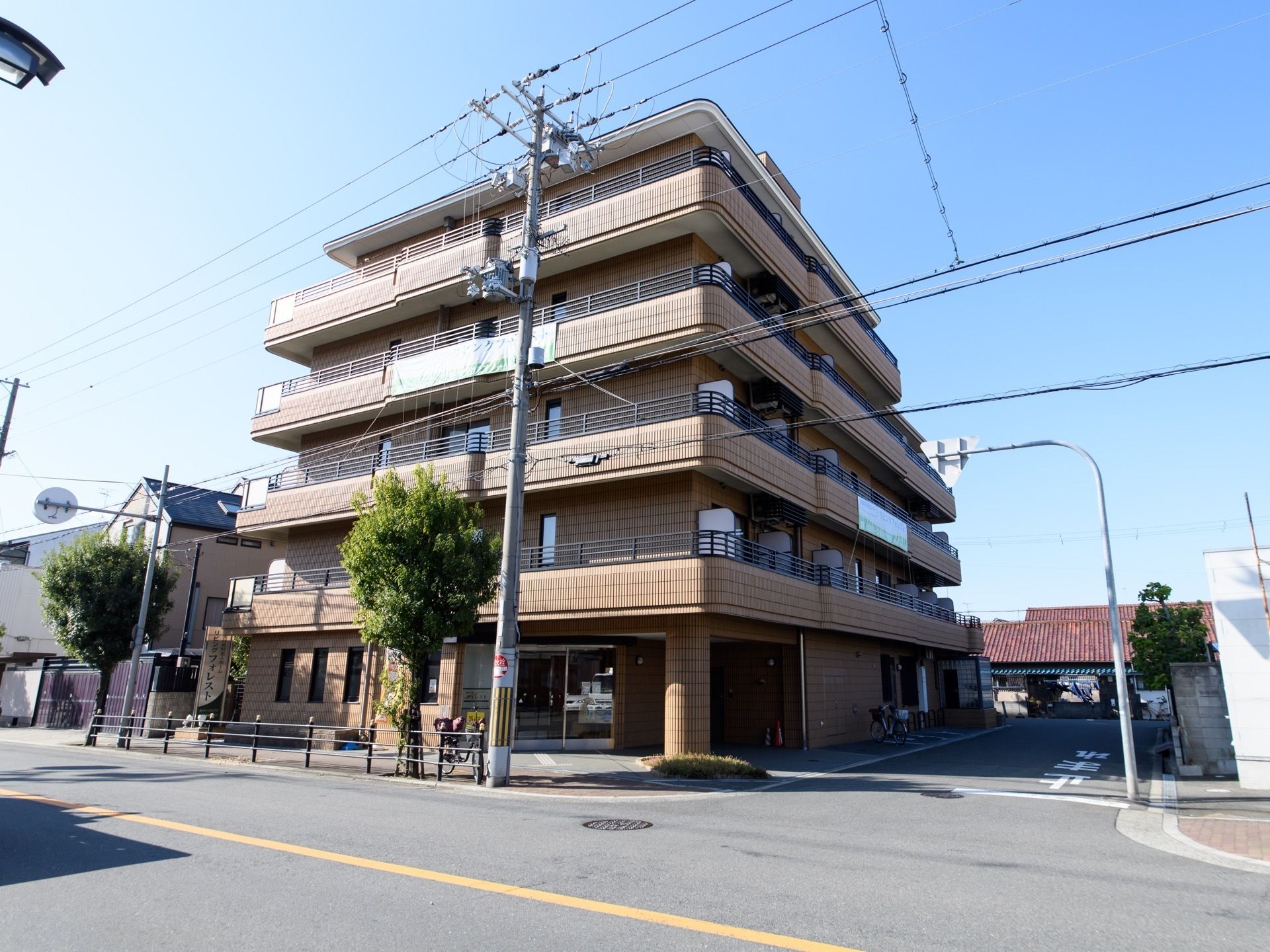 施設は大きな道路に面している。５階建てであり、２階以上はすべてベランダが付いている。駐輪スペースがある。