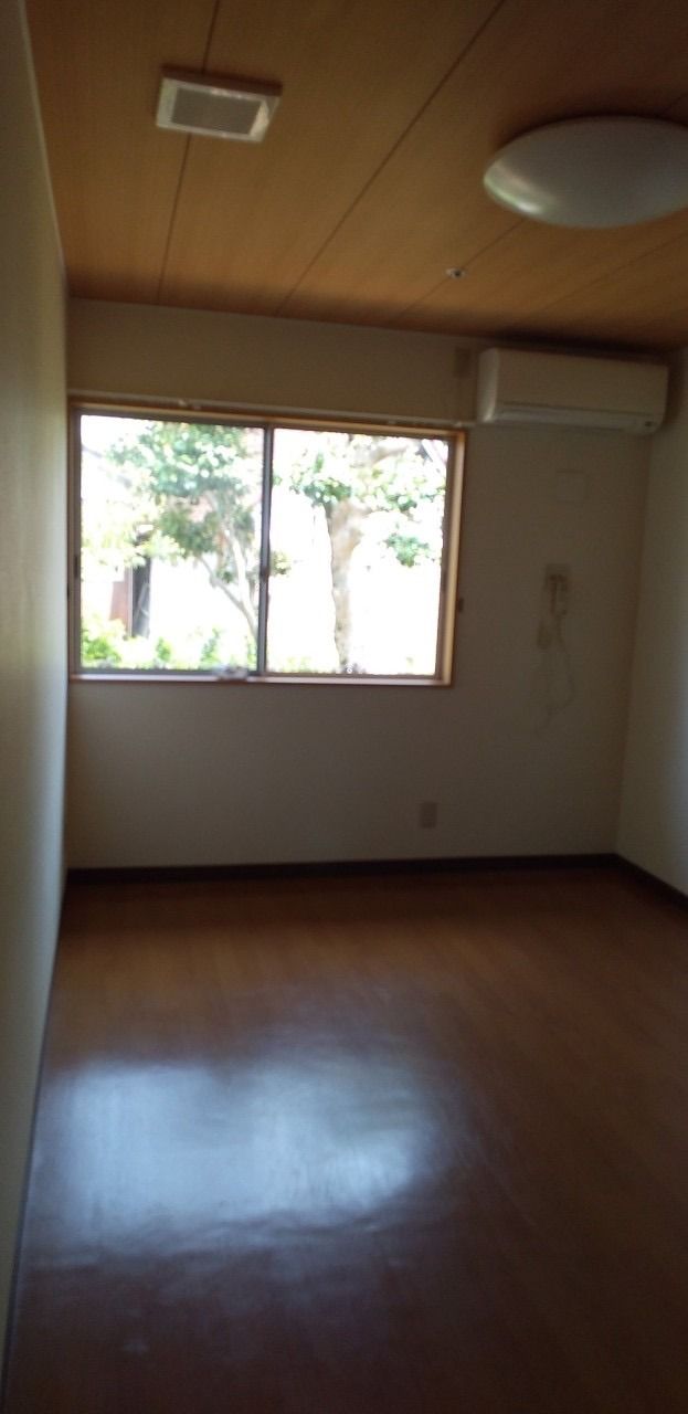 窓から光が差し込む部屋