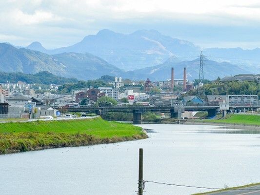 町の中央に流れている大きな川。奥には山が連なっている風景もある。