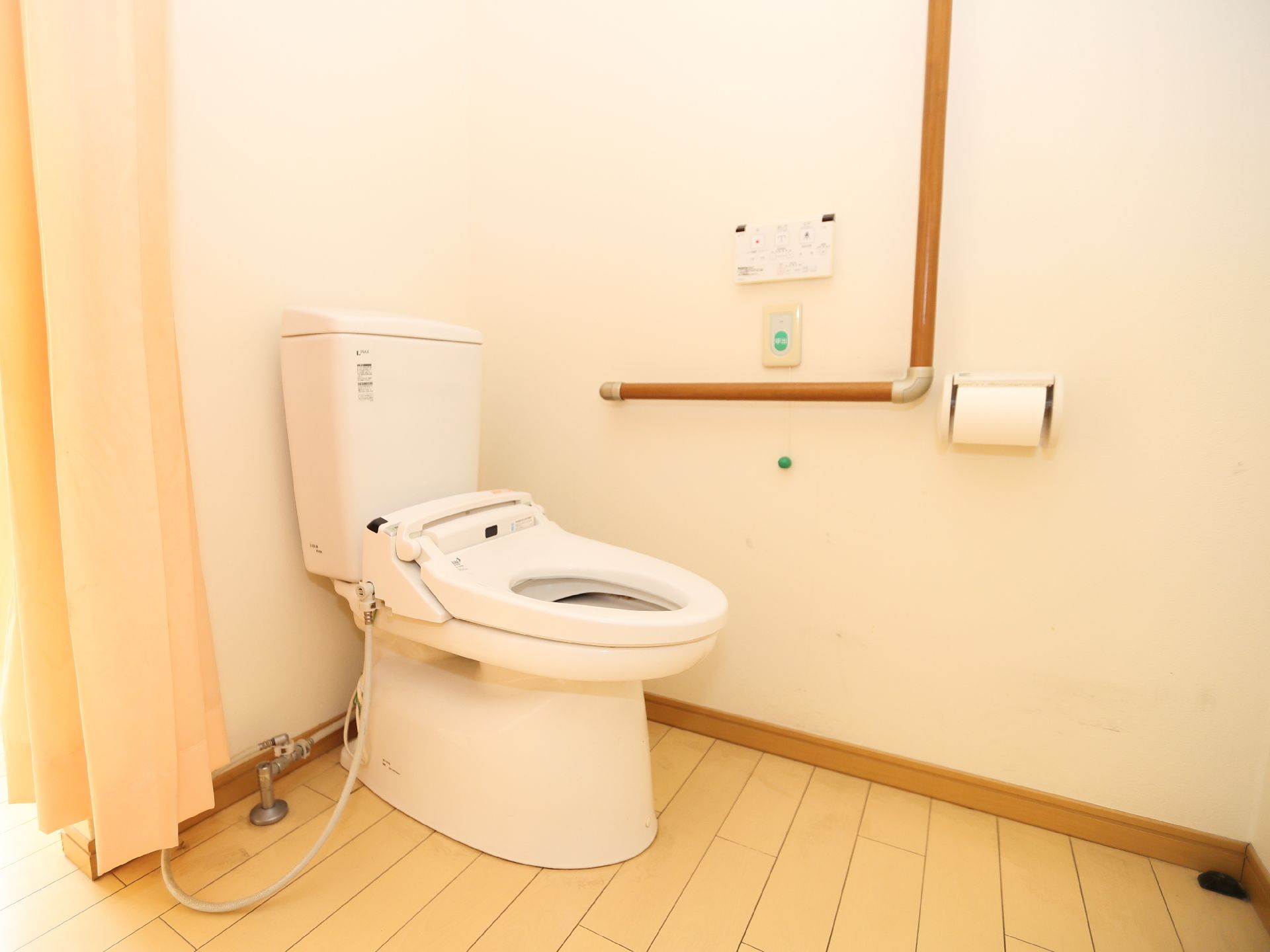 Ｌ字型手すりが設置されたトイレ