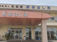 明るい施設の正面玄関